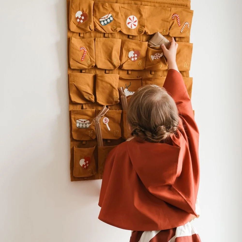 Wand-Adventskalender aus Bio Baumwolle mit Einstecktaschen, gestickte Motive