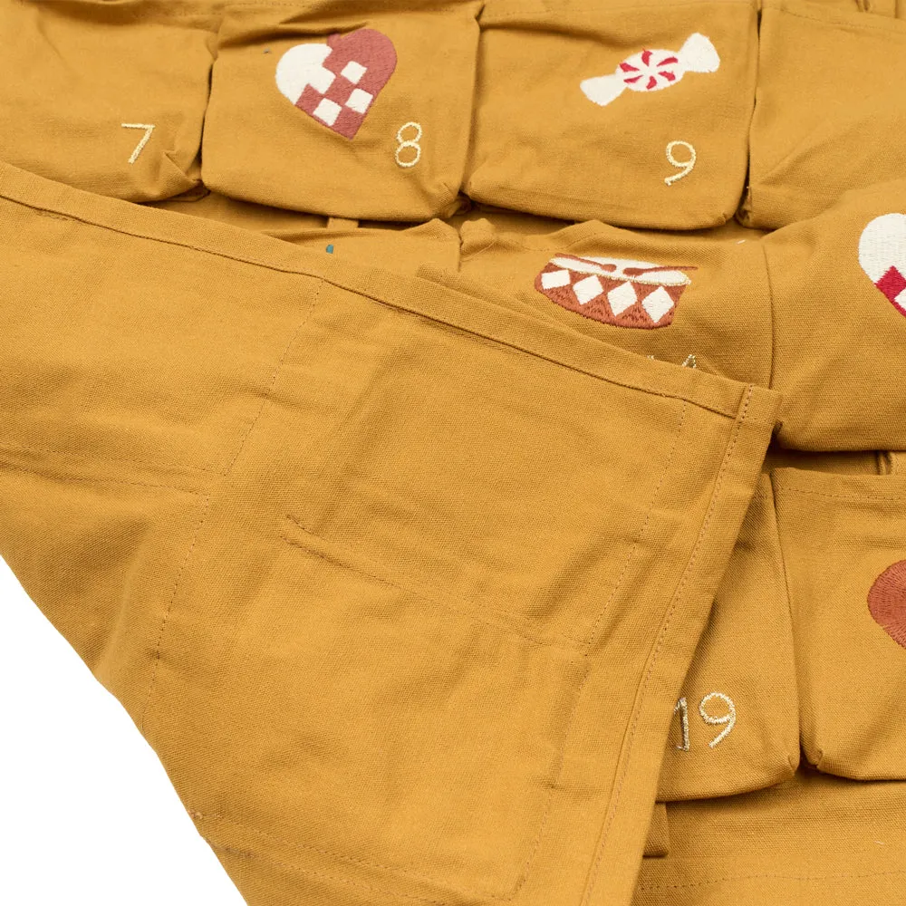 Wand-Adventskalender aus Bio Baumwolle mit Einstecktaschen, gestickte Motive