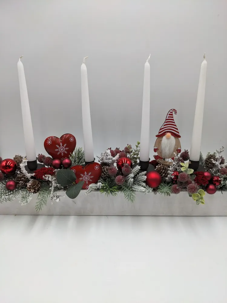 Adventsgesteck klassisch Kugel Herz Wichtel rot