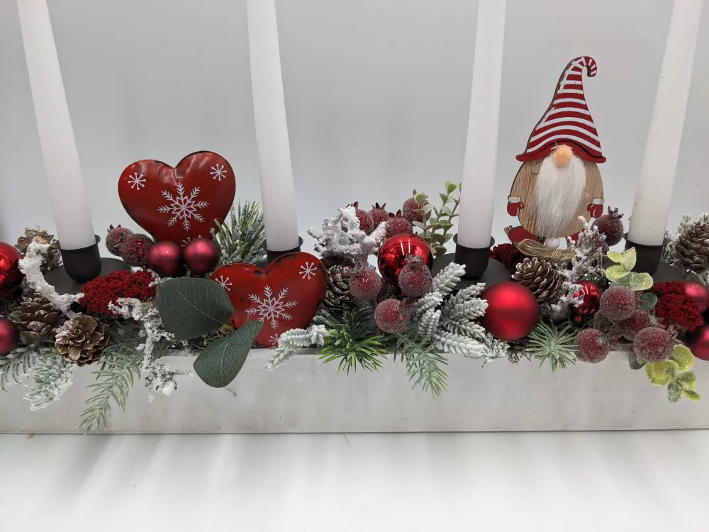 Adventsgesteck klassisch Kugel Herz Wichtel rot