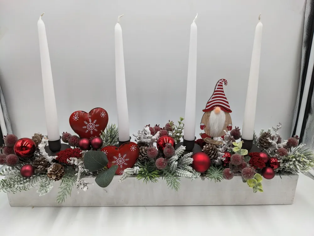 Adventsgesteck klassisch Kugel Herz Wichtel rot