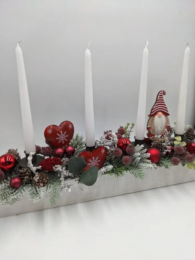 Adventsgesteck klassisch Kugel Herz Wichtel rot