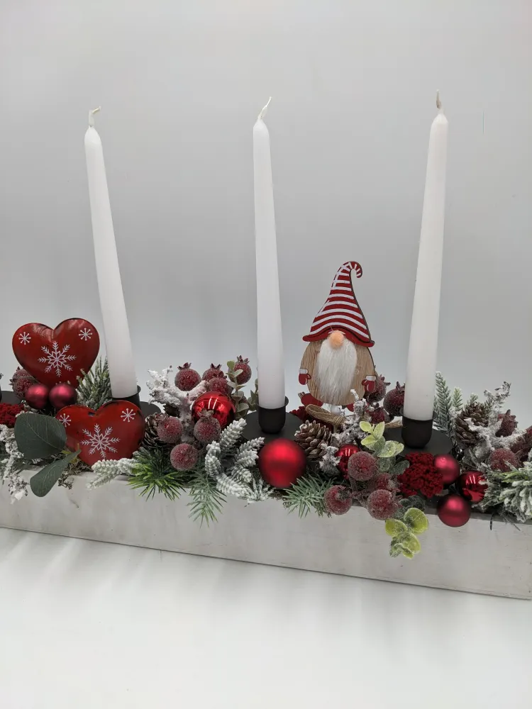 Adventsgesteck klassisch Kugel Herz Wichtel rot