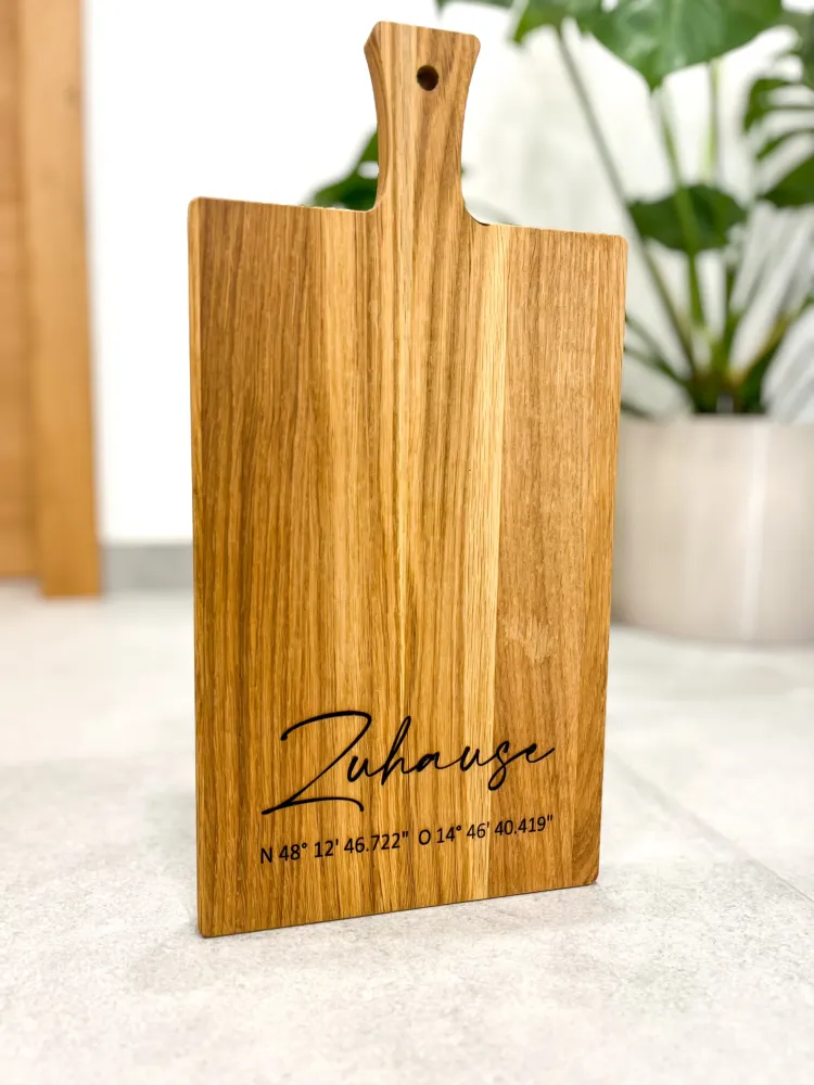 Holzbrett Schneidebrett personalisiert Zuhause mit Koordinaten