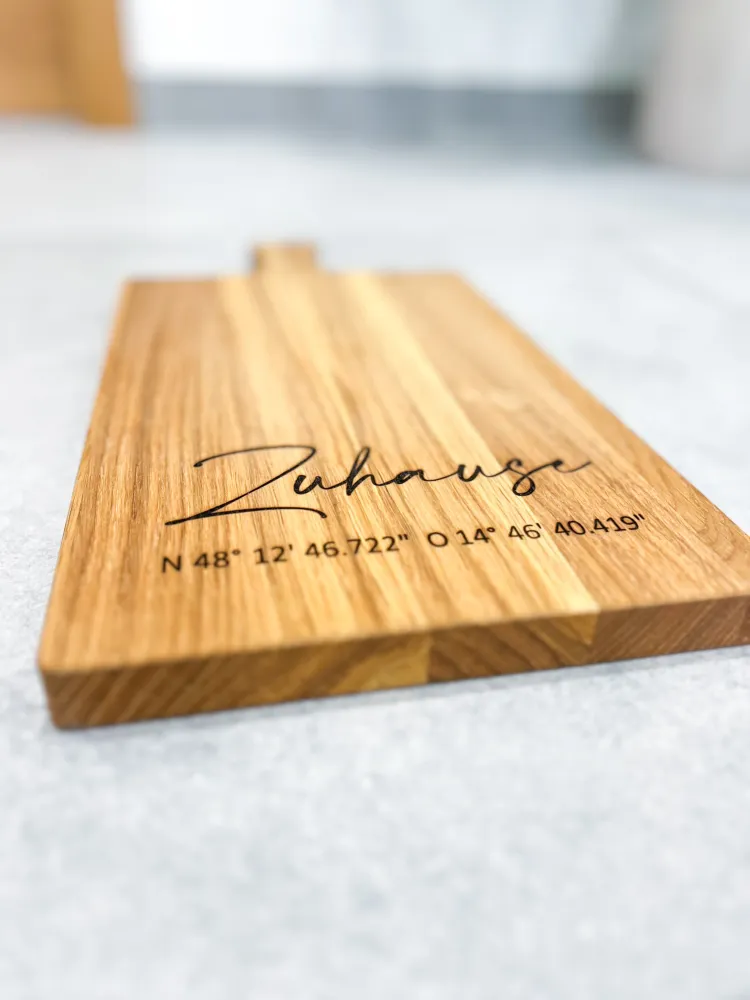 Holzbrett Schneidebrett personalisiert Zuhause mit Koordinaten
