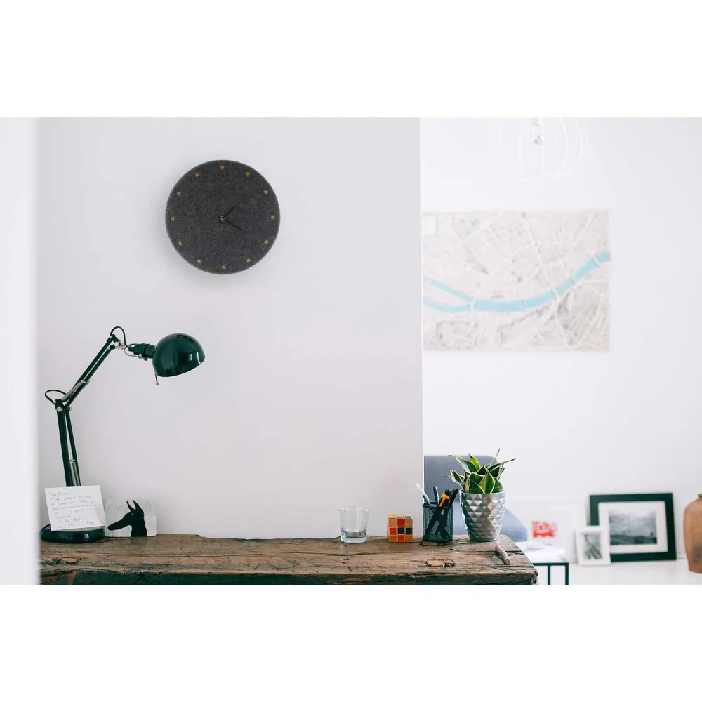 Wanduhr aus Filz und Kork 30 cm | anthrazit - schwarz | Design: Esbjerg
