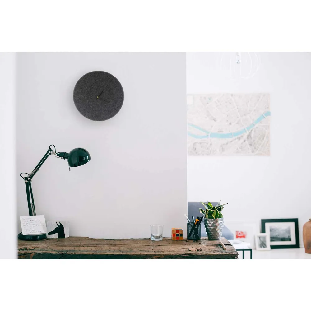 Wanduhr aus Filz und Kork 30 cm | anthrazit - schwarz | Design: Aalborg
