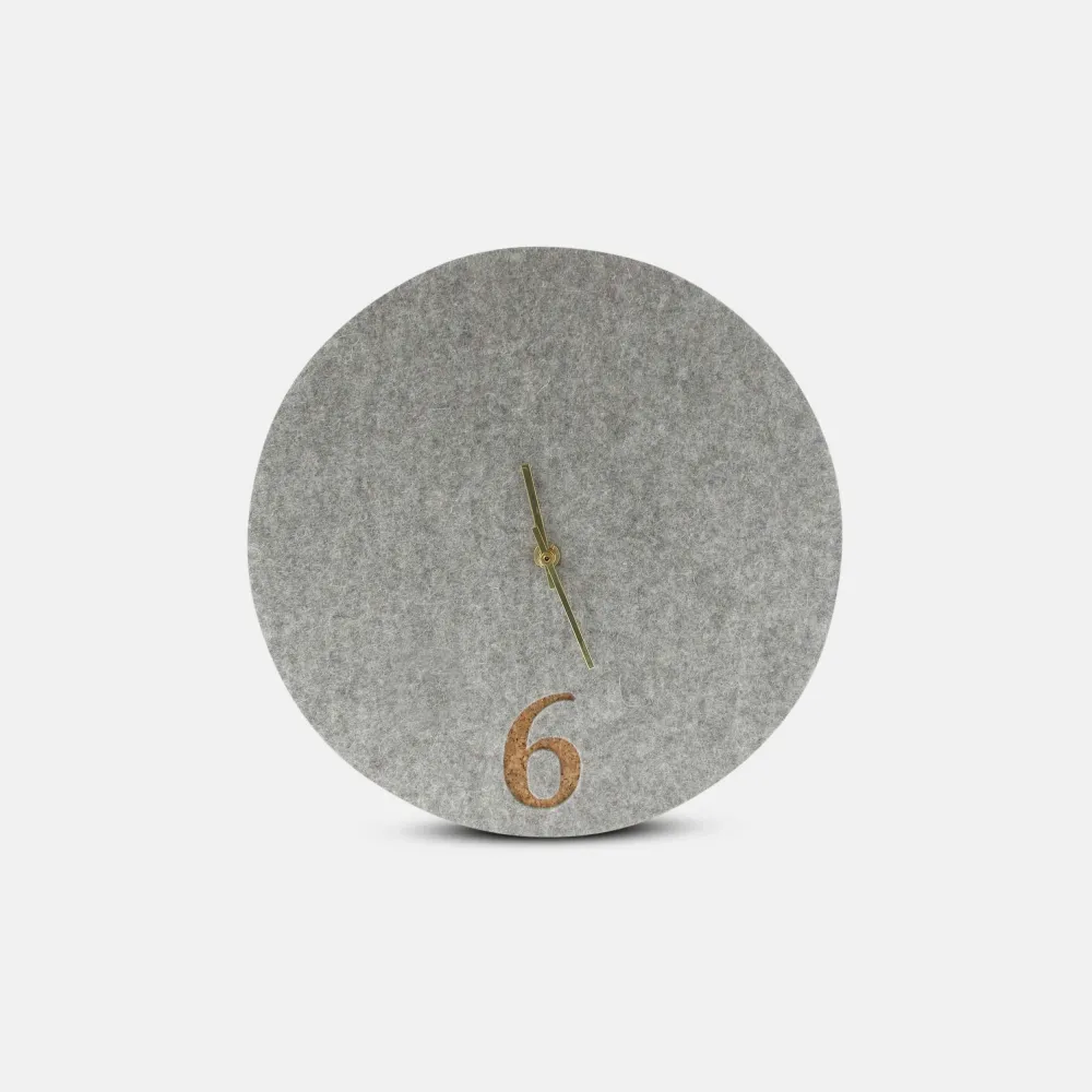 Wanduhr aus Filz und Kork 30 cm | hellgrau - gold | Design: Aarhus