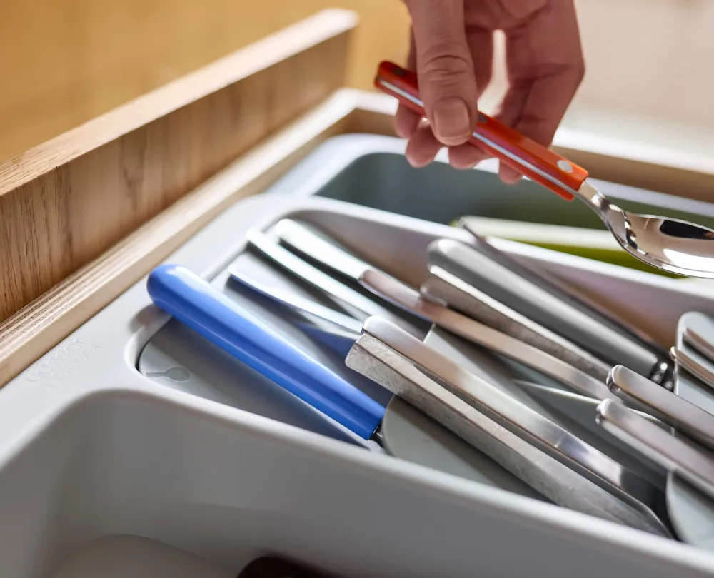 DrawerStore™ Gestufter, erweiterbarer Besteck- und Küchenzubehör-Organizer aus recyceltem Plastik