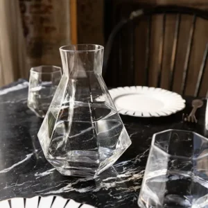 Krug mit sechseckigem Design