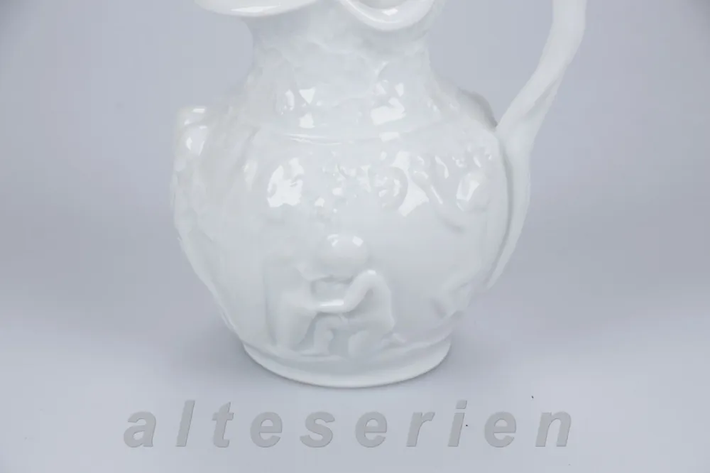 Krug Reliefdekor Putto