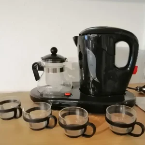 Neuer Wasserkocher mit 4 Tassen und Kanne