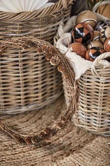 Naturkranz, mit Lärchenzapfen