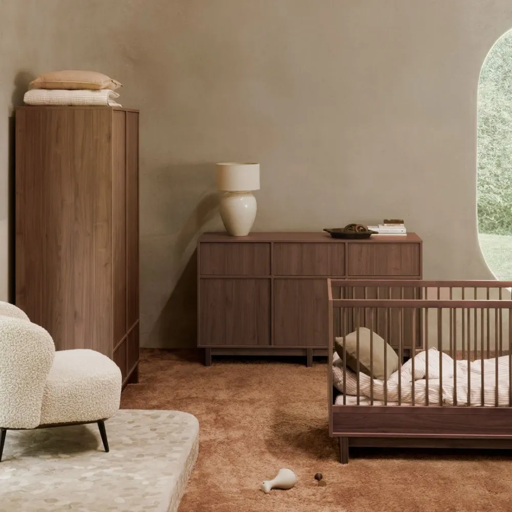 Babybett Kyo - Walnut 140x70cm (inkl. Umbaumöglichkeit ein Kinderbett 140x70cm)