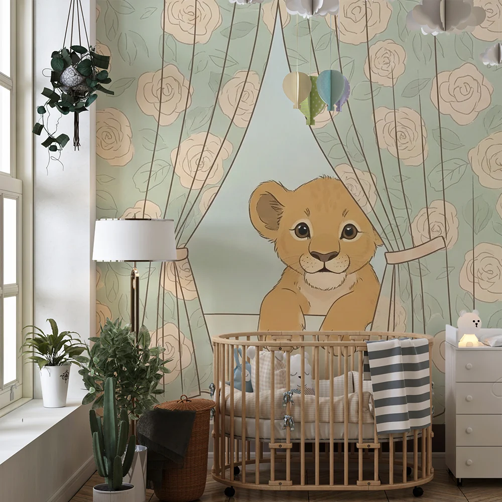 Babyzimmer Tapete | Neugieriges Löwenjunges hinter blumigen Vorhängen