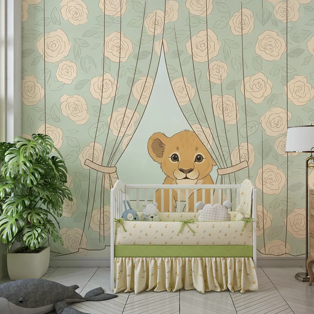Babyzimmer Tapete | Neugieriges Löwenjunges hinter blumigen Vorhängen