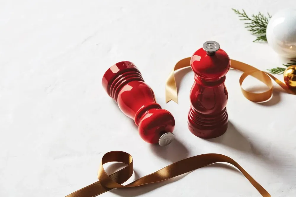 Le Creuset Kleine Pfeffer- und Salzmühle (2 Stück, Kirschrot)