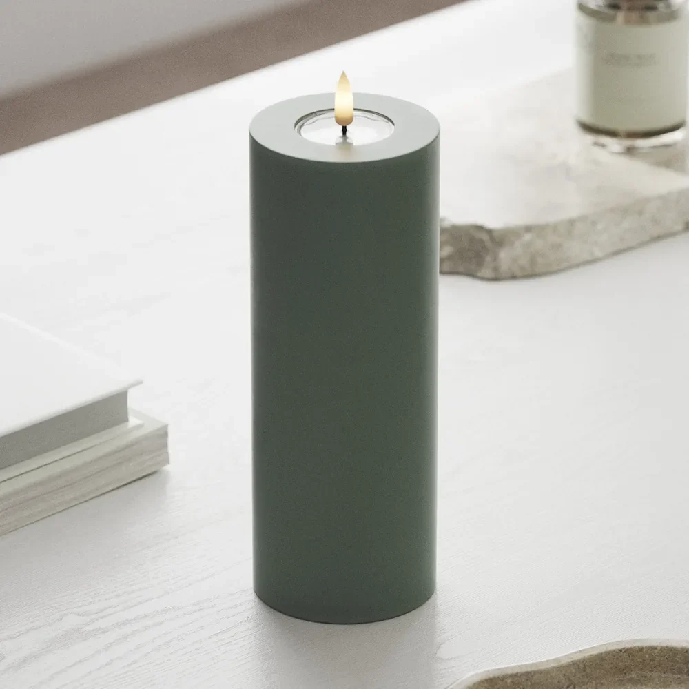 Deluxe Homeart - Stumpenkerze LED Salbei Green (7,5 × 20 cm)