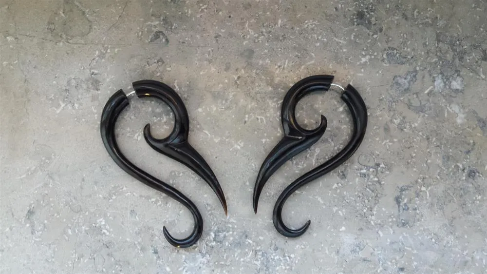 Fake Horn Piercing Hai Tail Hook Spirale Kralle handgeschnitzt schwarz Dehner
