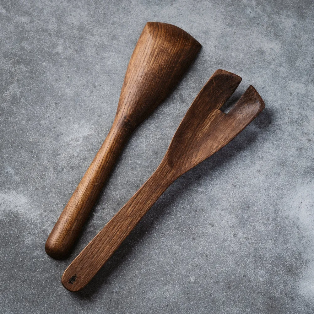 Hergen Böttcher, Salatbesteck, handgedrechselt, 2 teilig, Eichenholz, geräuchert 25cm x 6cm