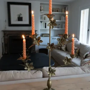 Hoher goldener Kerzenständer mit Blumenmuster für 5 Kerzen