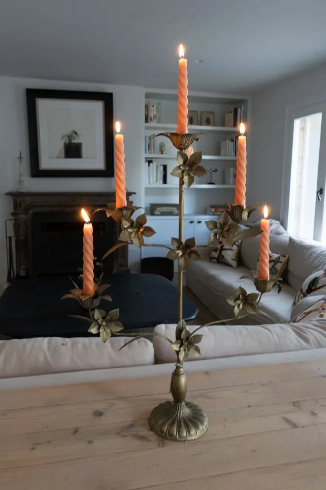 Hoher goldener Kerzenständer mit Blumenmuster für 5 Kerzen