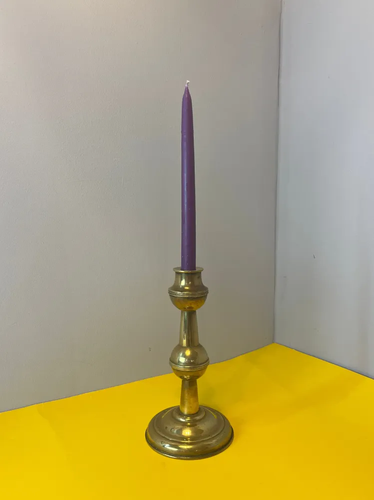 Hoher Kerzenständer aus Messing