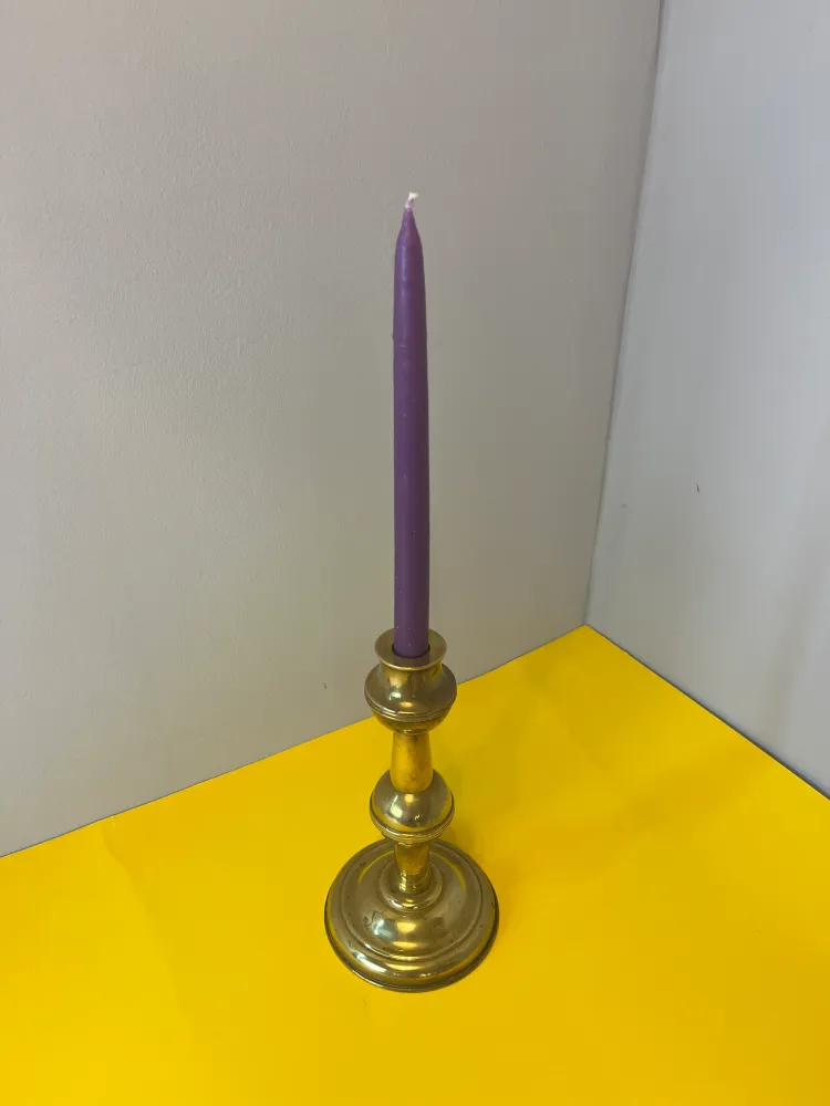 Hoher Kerzenständer aus Messing