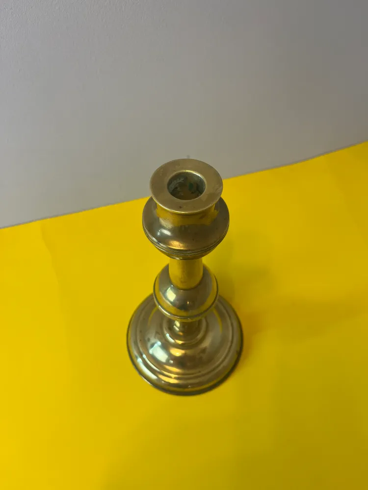 Hoher Kerzenständer aus Messing