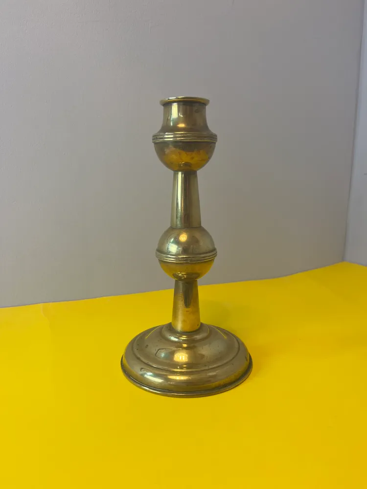 Hoher Kerzenständer aus Messing