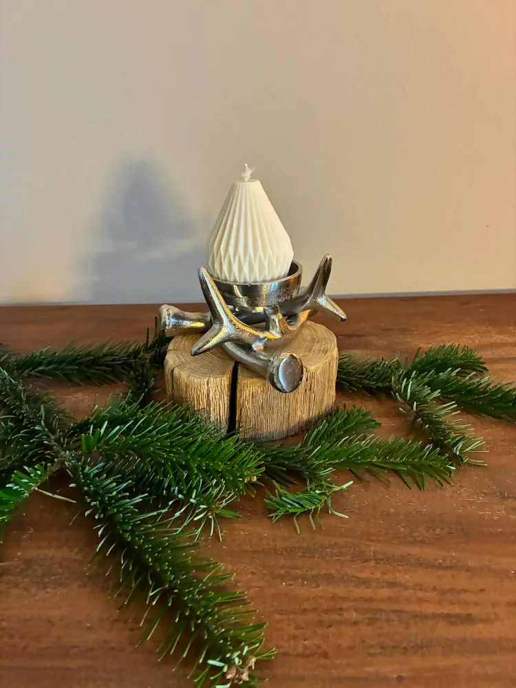 Holzstamm gebürstet mit Kerzenständer Geweih klein und Designkerze 1241