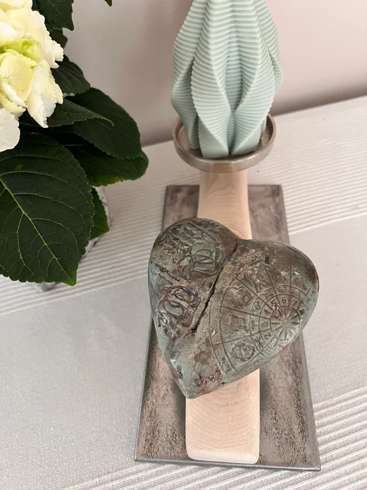 Kerzenständer aus geschliffenem Eichenholz auf Metallplatte mit Keramikherz und Designkerze