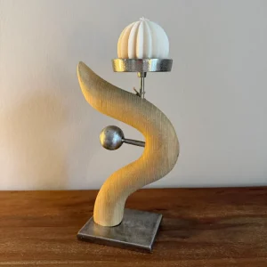 Kerzenständer aus geschliffenem Eichenholz mit Metallkugel auf Metallplatte mit Designkerze 517