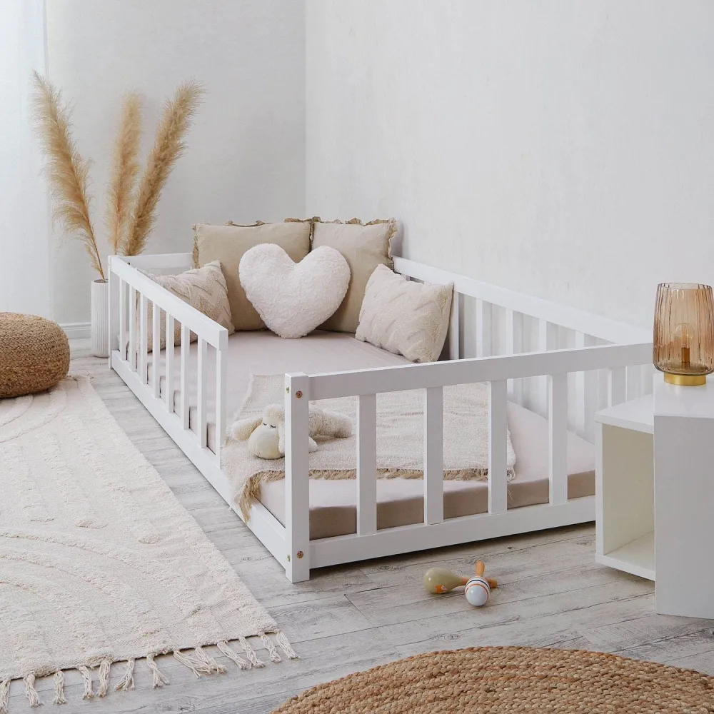 Kinderbett 90x200 Weiss | Bodenbett mit Matratze & Lattenrost | mit Rausfallschutz | Montessori