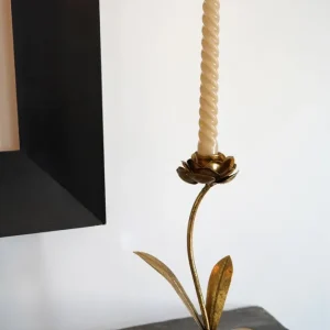 Kleiner Kerzenhalter aus goldfarbenem Metall mit Blumendesign