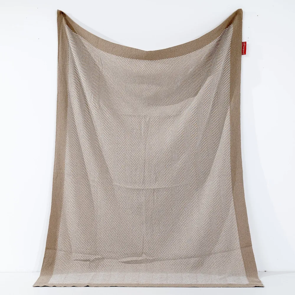 Kuscheldecke / Tagesdecke - Gestrickte Fischgrätenmuster Stein