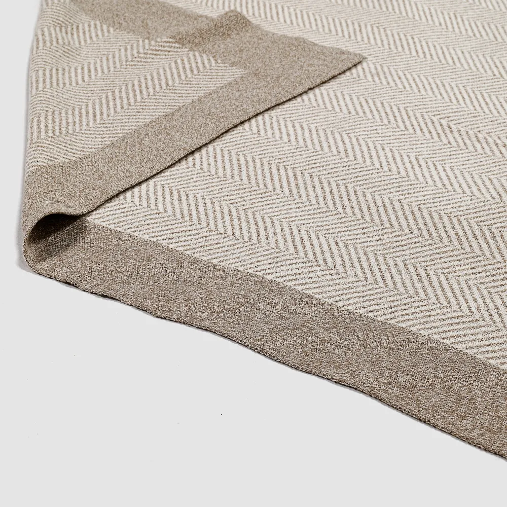 Kuscheldecke / Tagesdecke - Gestrickte Fischgrätenmuster Stein