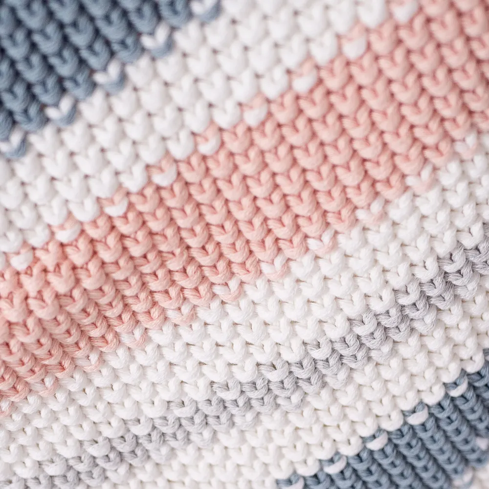 Kuscheldecke / Tagesdecke - Gestrickte Streifen Pastell