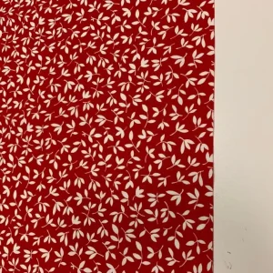 Roter Hintergrund und weiße Blüten