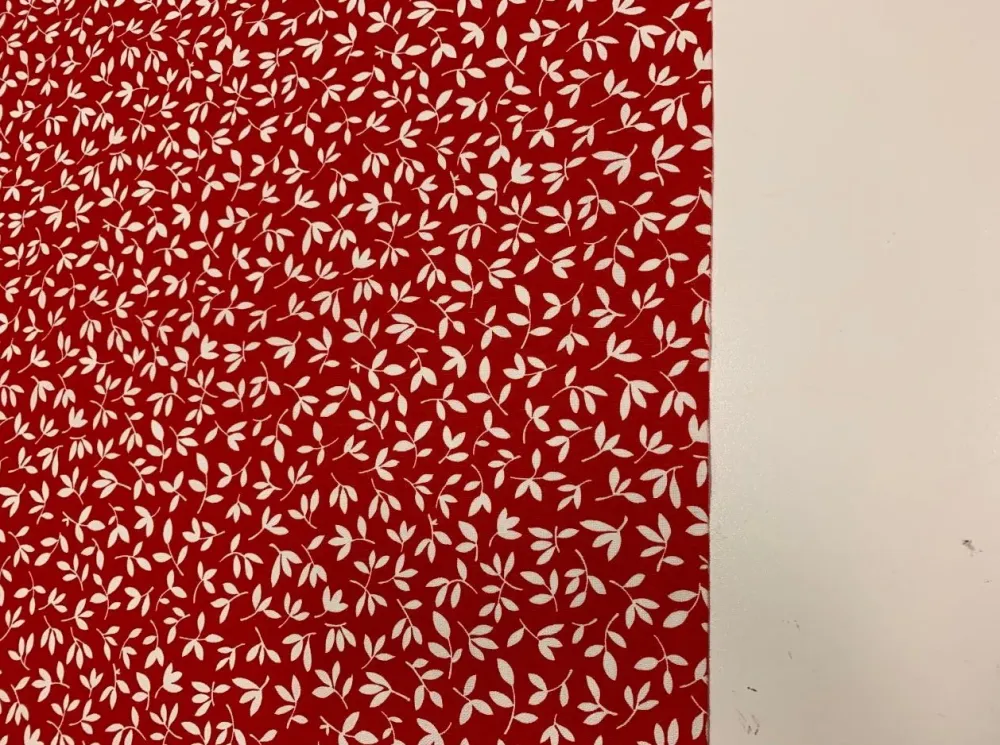Roter Hintergrund und weiße Blüten