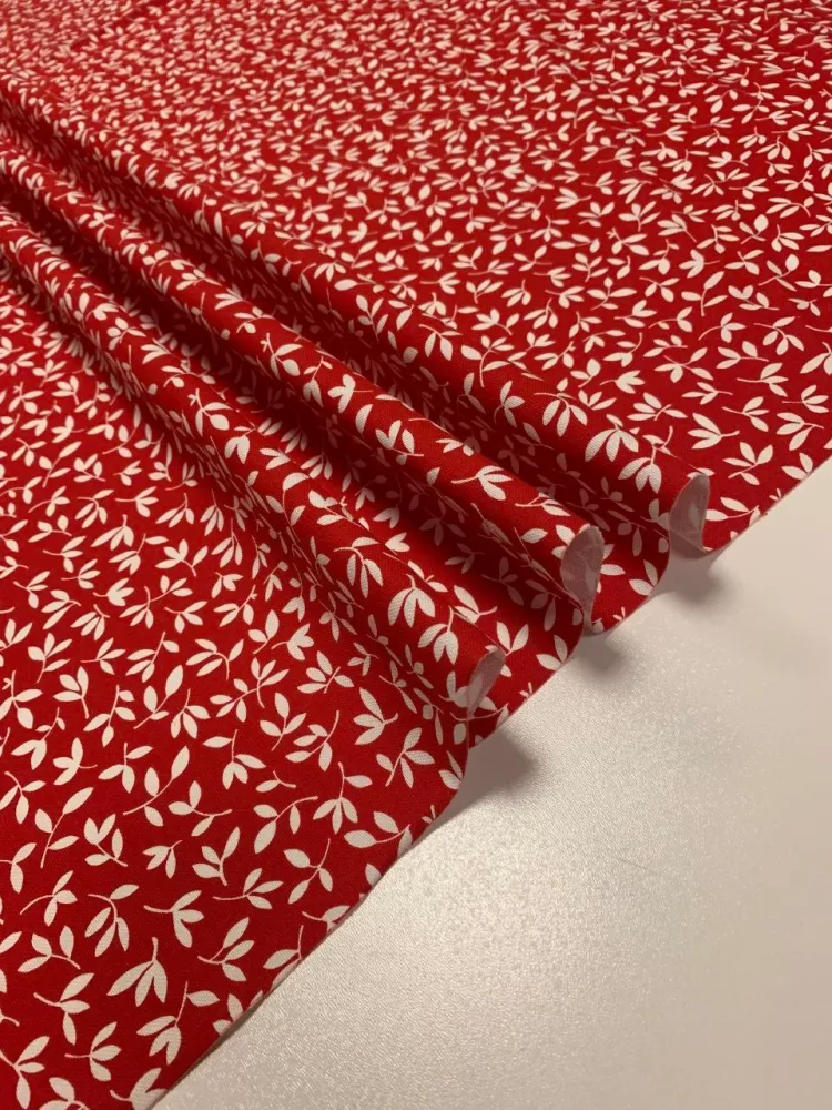 Roter Hintergrund und weiße Blüten