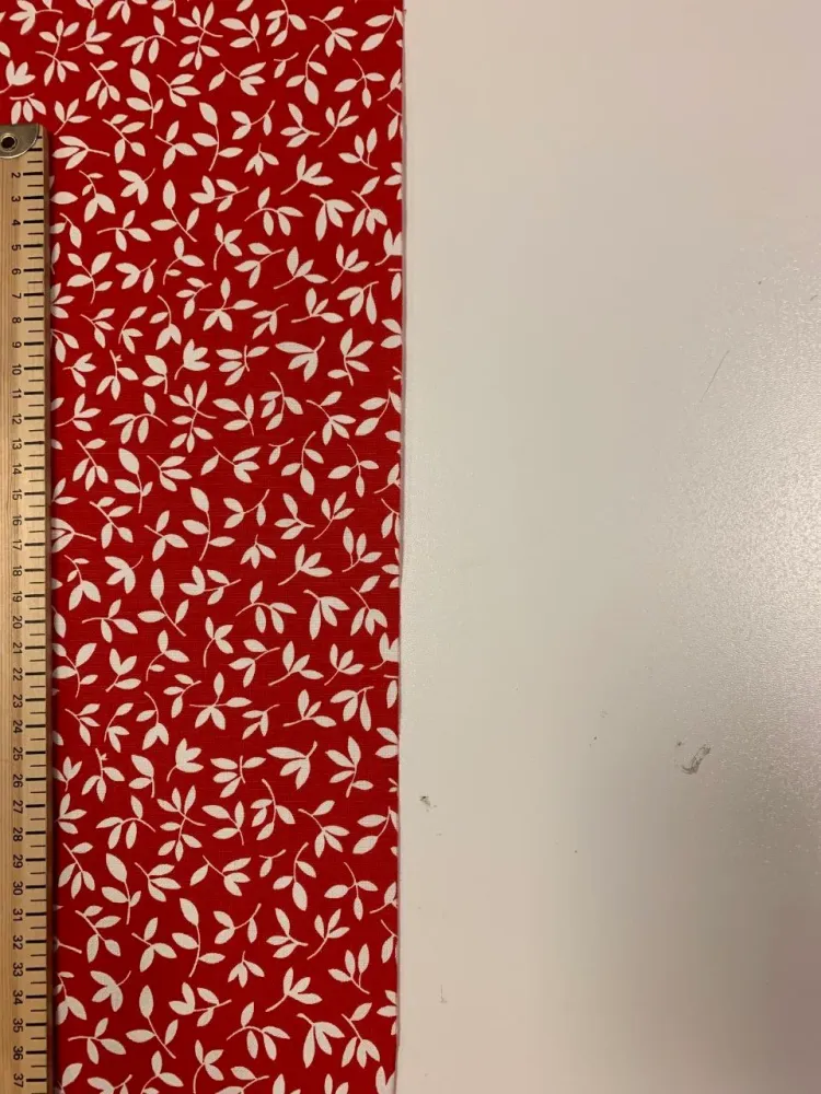 Roter Hintergrund und weiße Blüten