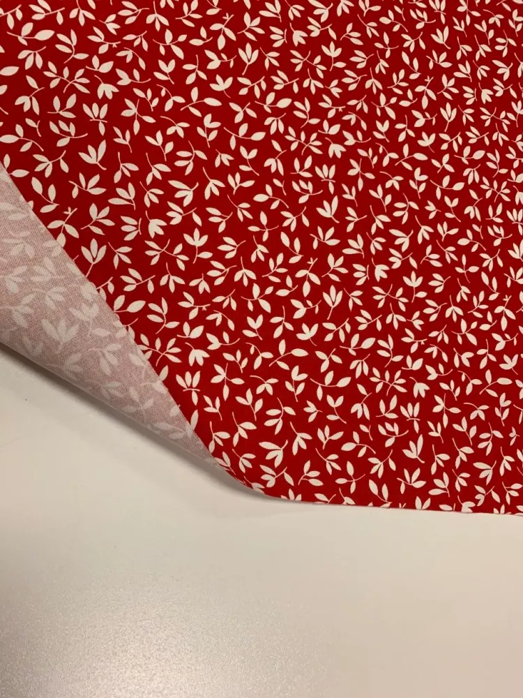 Roter Hintergrund und weiße Blüten