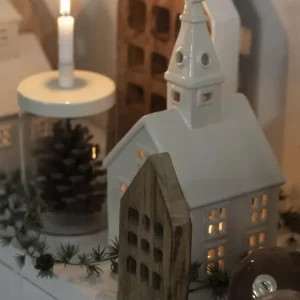 Skandinavisches Kerzenhaus: Kirche hoch, weiß
