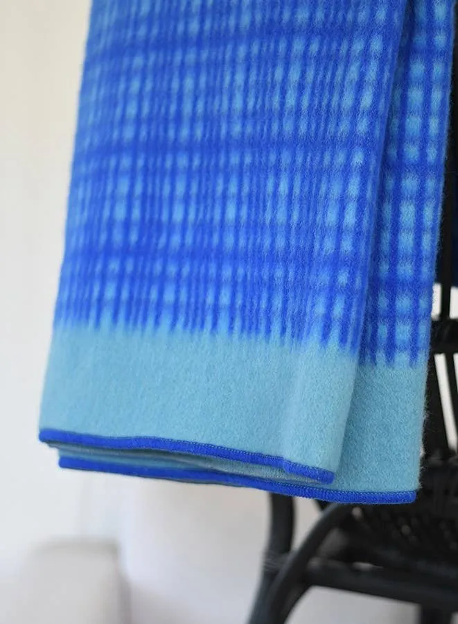 Sofie Sjöström | 'Darling' Blaue Tagesdecke aus Lammwolle