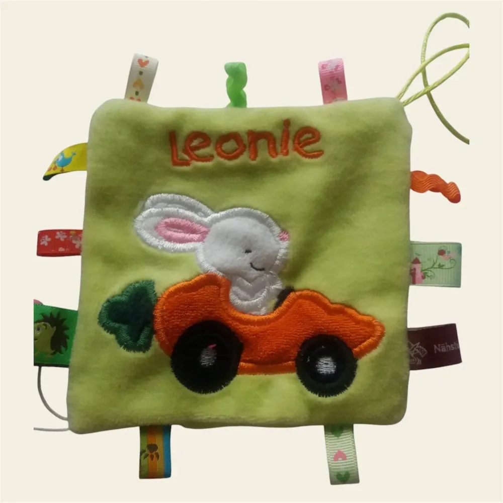 Stickdatei Hase und Küken Applikation 373 Hase im Auto