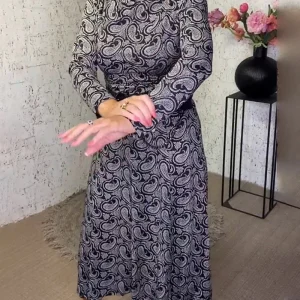 Stilvol und Vielseitig: Kleid mit Kragen und Print – Iris