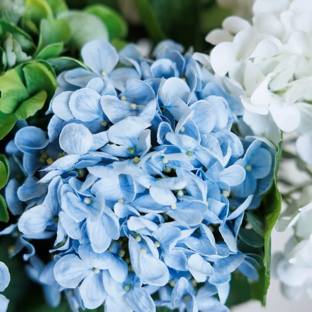 Strauß künstlicher Blüten Hortensien