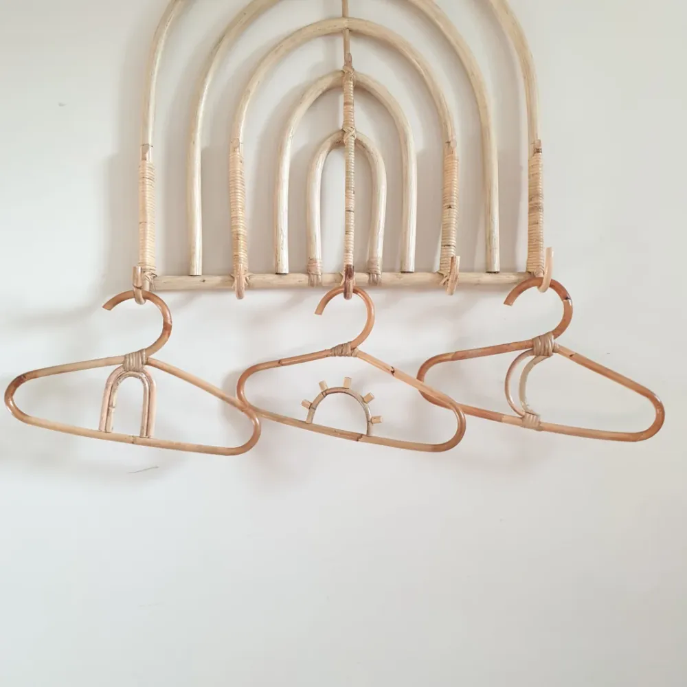 Kleiderbügel aus Rattan, Regenbogen