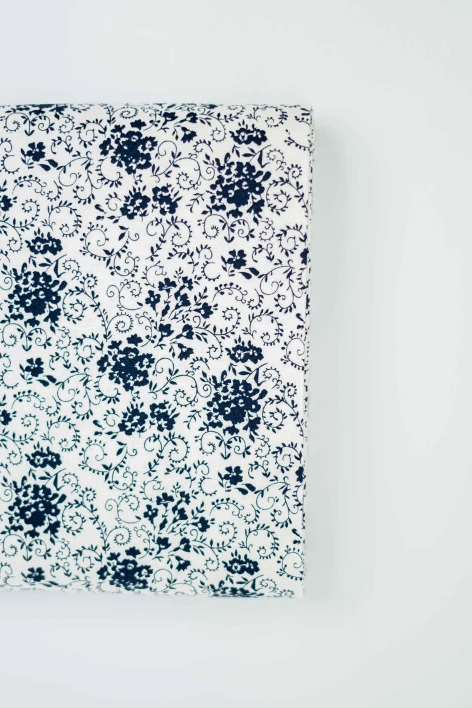 Baumwollstoff Serie Mix & Match Blüten und Schnörkel dunkelblau auf altweiß